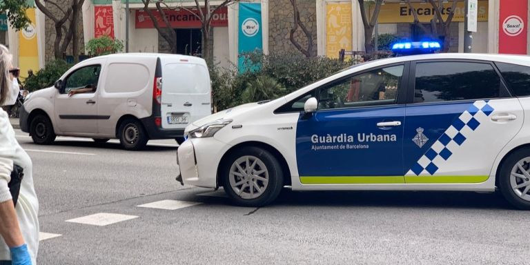 Coche de la Guardia Urbana en el incendio producido en la calle Aragó / V.M