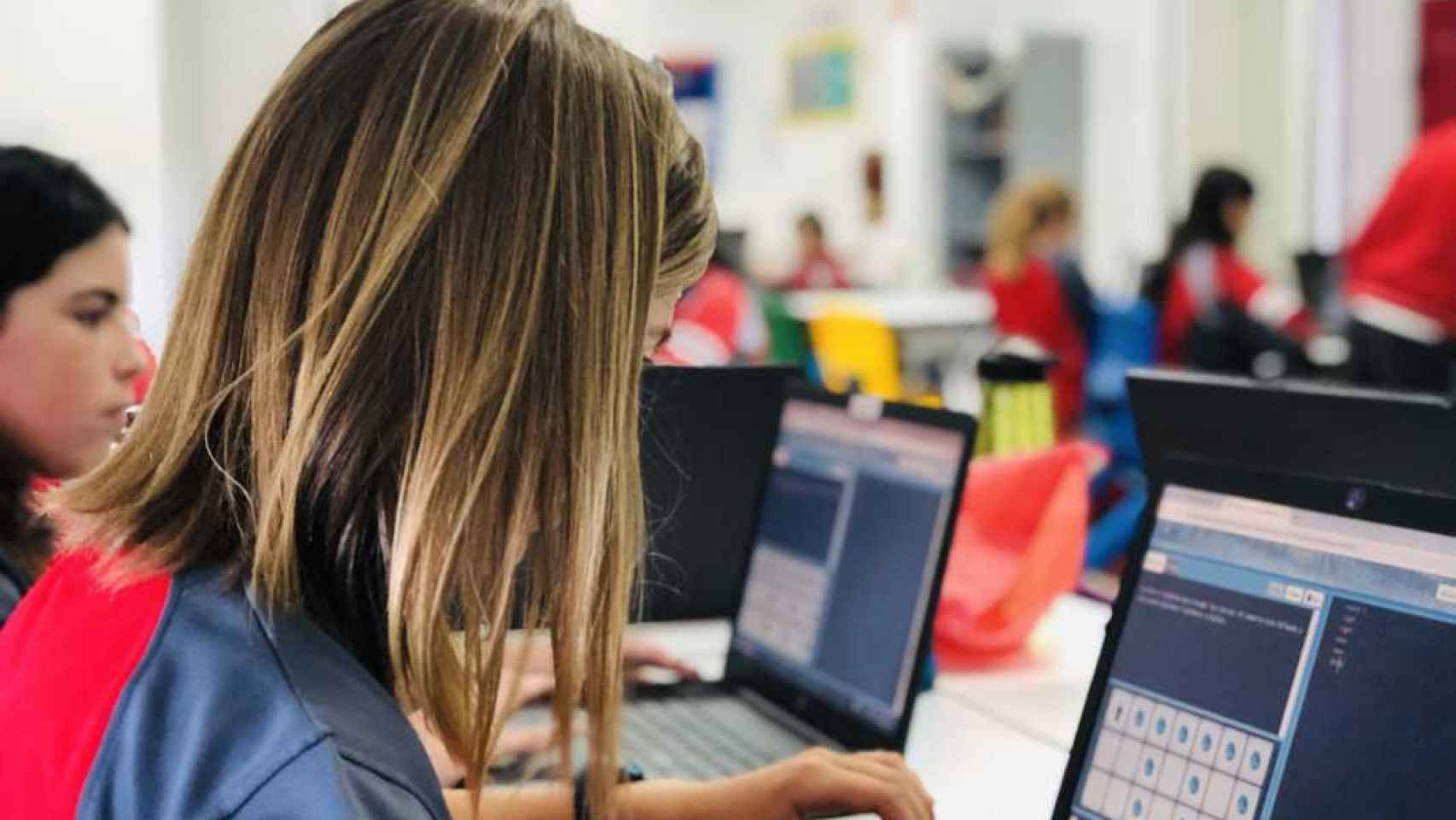 Estudiantes en un colegio con ordenadores en las aulas