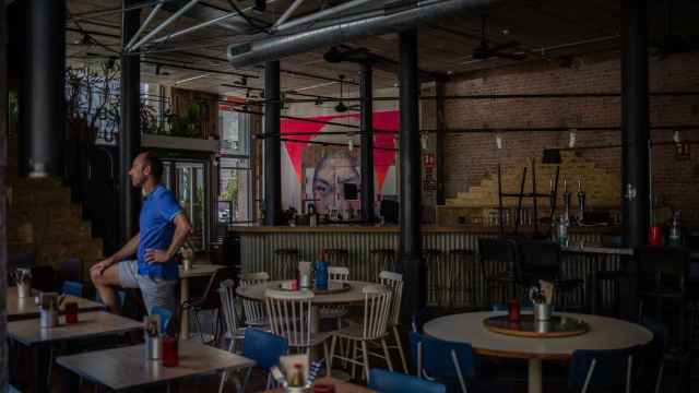 El propietario de un restaurante se prepara para abrir su local en Barcelona / EUROPA PRESS