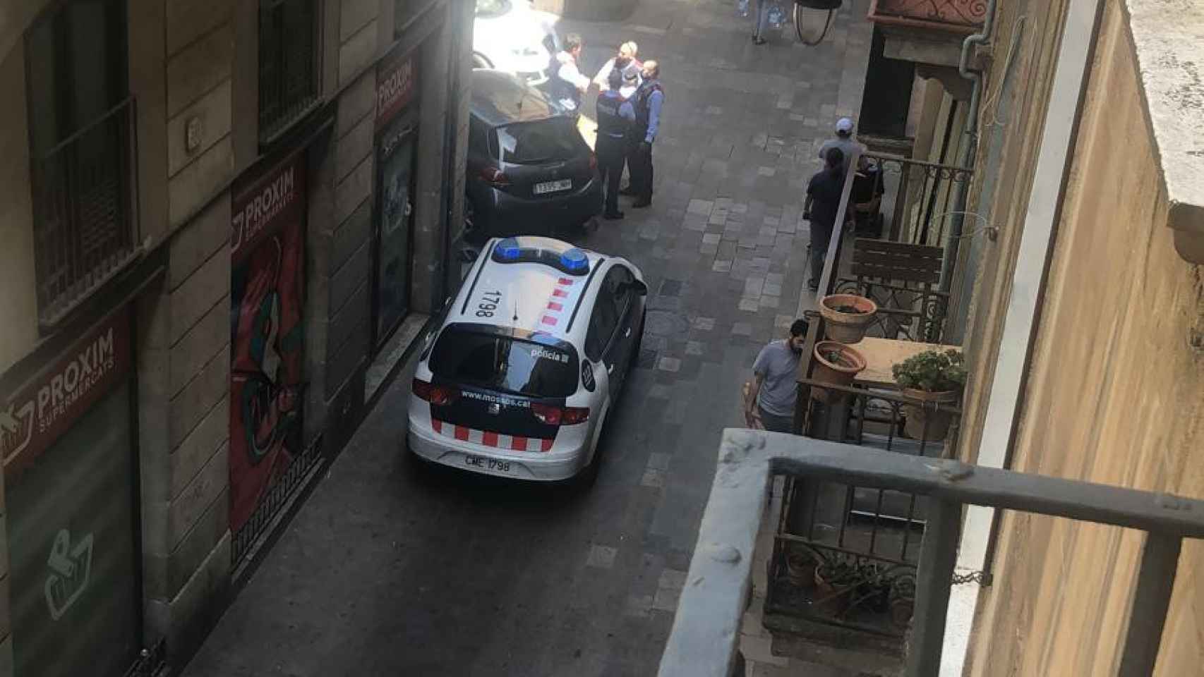 Coches policiales delante del número 31 de la calle Sant Pau del Raval / METRÓPOLI ABIERTA