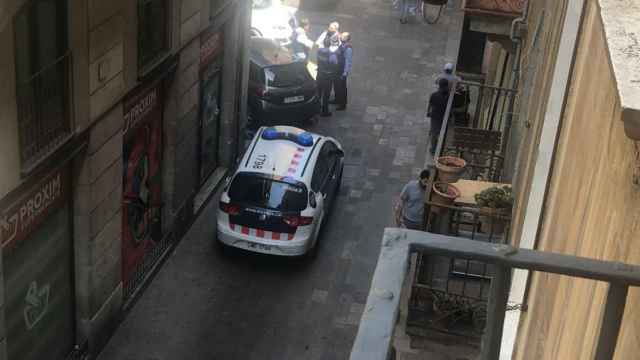 Coches policiales delante del número 31 de la calle Sant Pau del Raval / METRÓPOLI ABIERTA