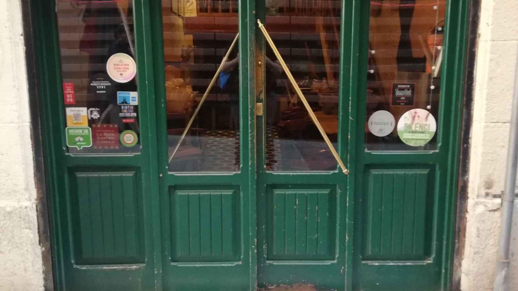 Puerta del restaurante Bacaro, en el Raval, este miércoles /  @R_Pintado