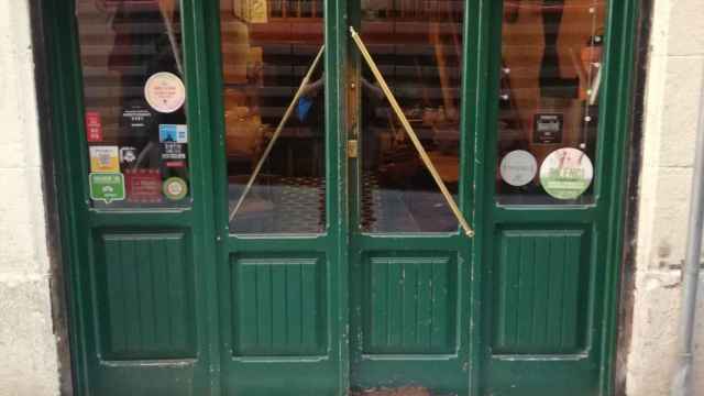 Puerta del restaurante Bacaro, en el Raval, este miércoles /  @R_Pintado