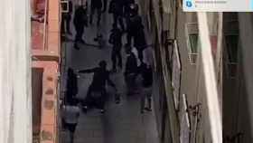 Un grupo de encapuchados asalta el local del Carmel donde viven unos supuestos ladrones / EL CASO