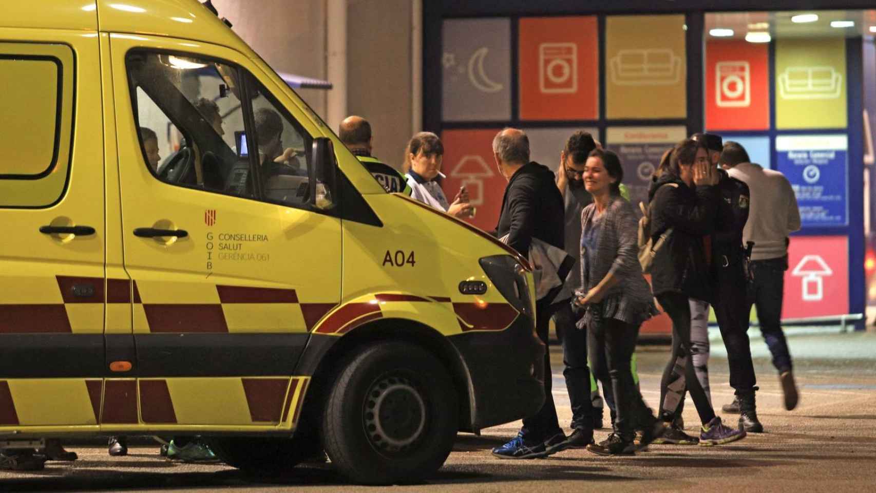 Una ambulancia en la entrada de un hospital / EFE