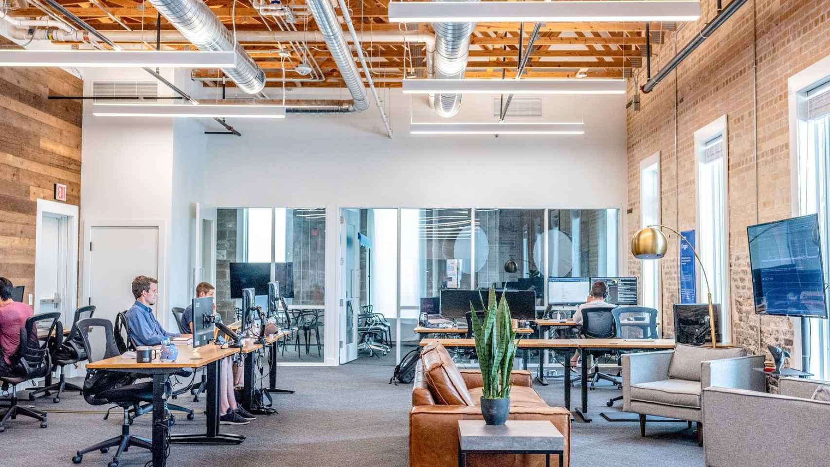 Una startup trabajando en el interior de sus oficinas, en España