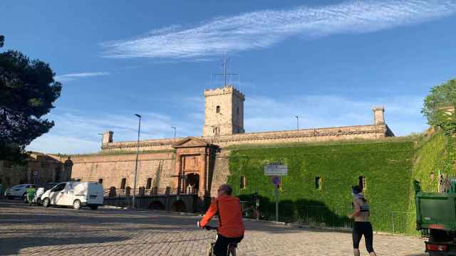 Dos barceloneses haciendo deporte frente al castillo de Montjuïc