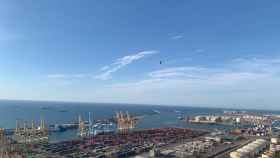 Vista panorámica de la terminal de carga del puerto de Barcelona