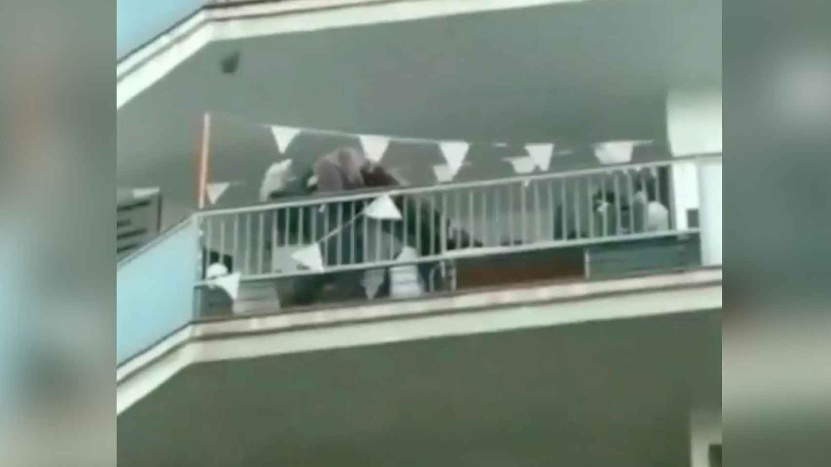 Captura de pantalla de la mejor versión  de los 'enterradores bailarines' en un balcón de Barcelona / BMAGAZINE