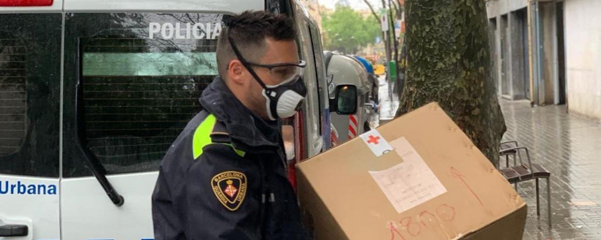 Un guardia urbano con mascarilla descarga un paquete / TWITTER GUARDIA URBANA