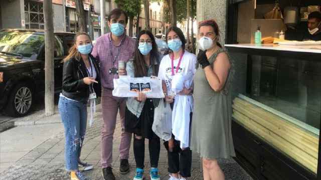 Reparto de churros con chocolate para los sanitarios de Sant Pau