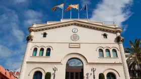 Fachada del Ayuntamiento de Badalona, la ciudad donde Salud hará cribados masivos a partir del lunes / AJ BDN