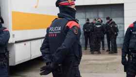 Agentes de los Mossos durante un operativo en Barcelona