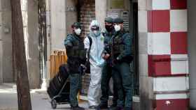 Agentes de la Guardia Civil y de la policía científica enfrente del domicilio del presunto terrorista / EFE