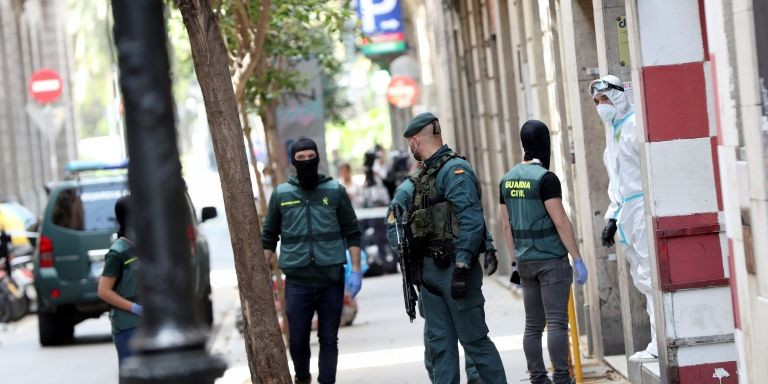 Agentes de la Guardia Civil durante el registro en el domicilio del presunto terrorista este viernes en el Gòtic / EFE