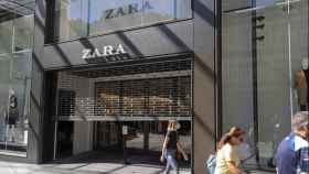 Exterior de un comercio de Zara con la persiana medio abierta