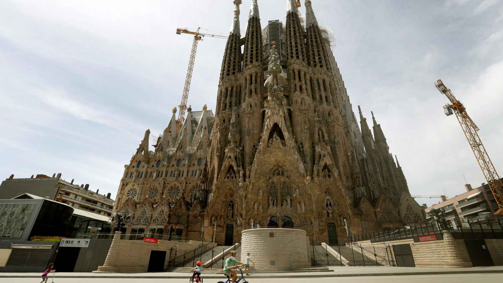 Varios niños juegan ante la Sagrada Família de Barcelona / EFE - TONI ALBIR