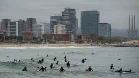 La playa de Barcelona, plagada de surfistas