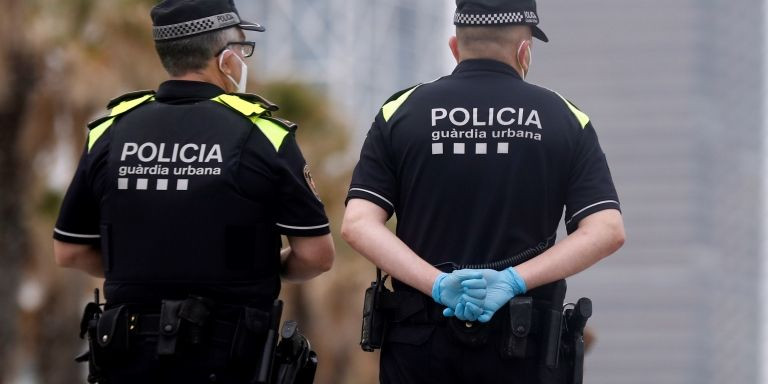 Dos agentes de la Guardia Urbana patrullan por Barcelona 