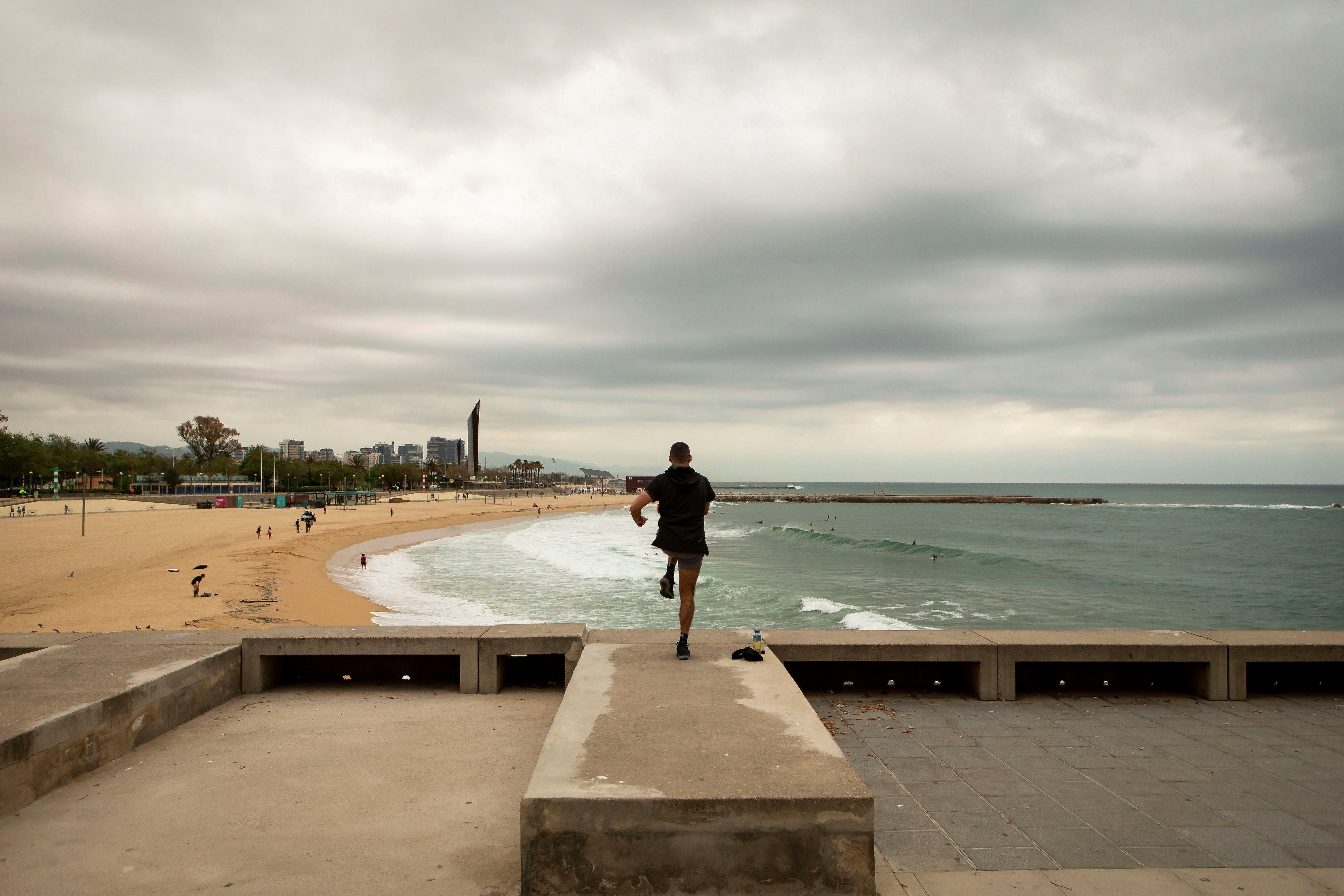 Un hombre practicando deporte el 10 de mayo en las playas de Barcelona / EFE