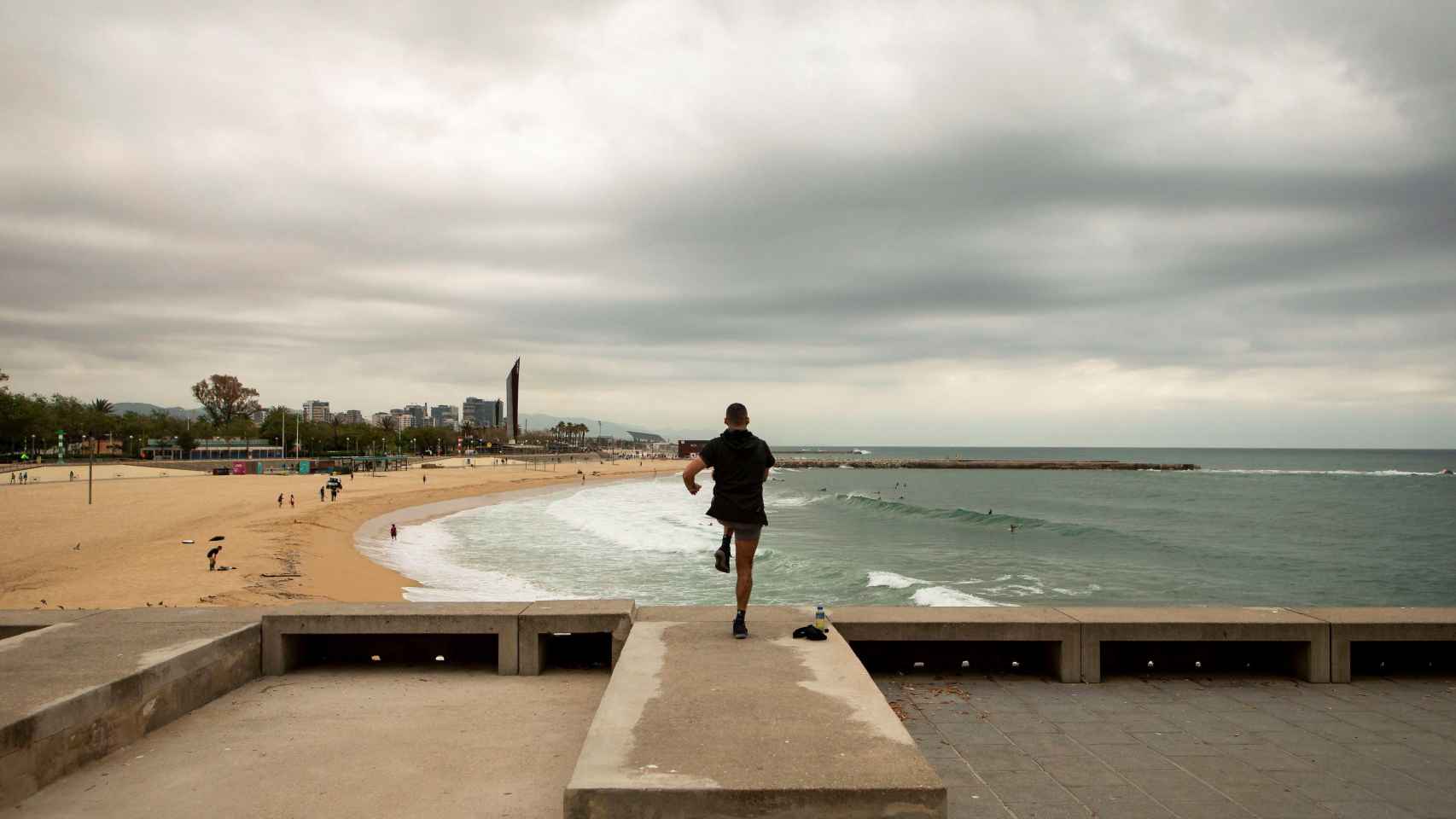 Un hombre practicando deporte en las playas de Barcelona / EFE