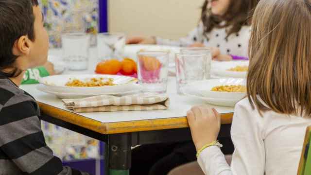 Alumnos en un comedor escolar / AJ BCN