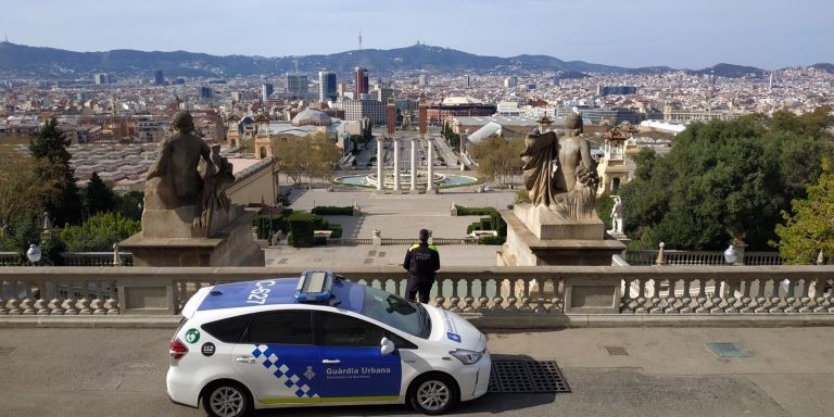 Un agente contempla las vistas de Barcelona que ofrece el MNAC / GUARDIA URBANA