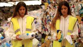 La influencer y activista Carlota Bruna en la planta de reciclaje de plástico de Barcelona / INSTAGRAM