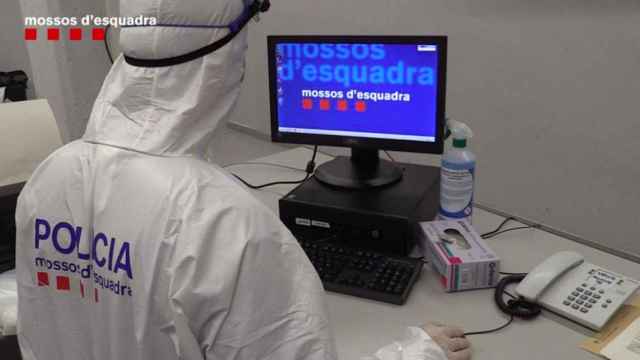 Agente de los Mossos d’Esquadra equipado con un moni blanco de protección MOSSOS