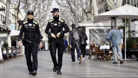 Agentes de la Guardia Urbana, con cámaras unipersonales, pasean por la Rambla / AYUNTAMIENTO DE BARCELONA