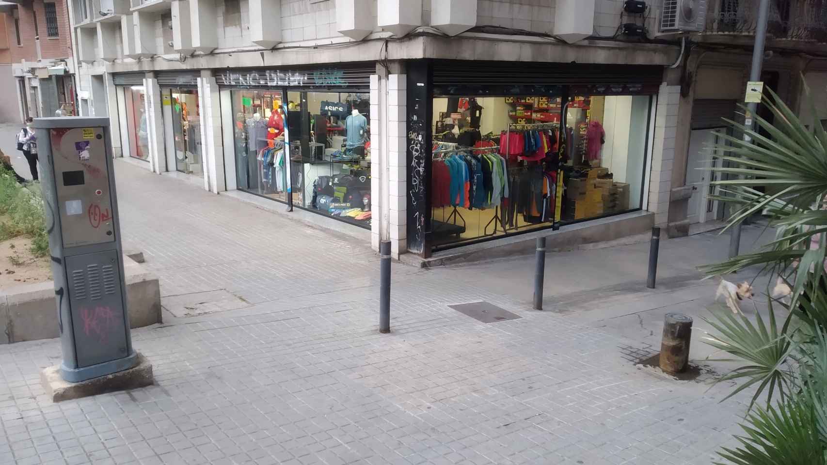 Un comercio abierto esta semana, en el barrio del Clot de Barcelona / JORDI SUBIRANA