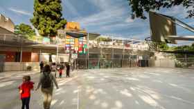 Un patio, con alumnos, de una escuela de Barcelona / AYUNTAMIENTO DE BARCELONA