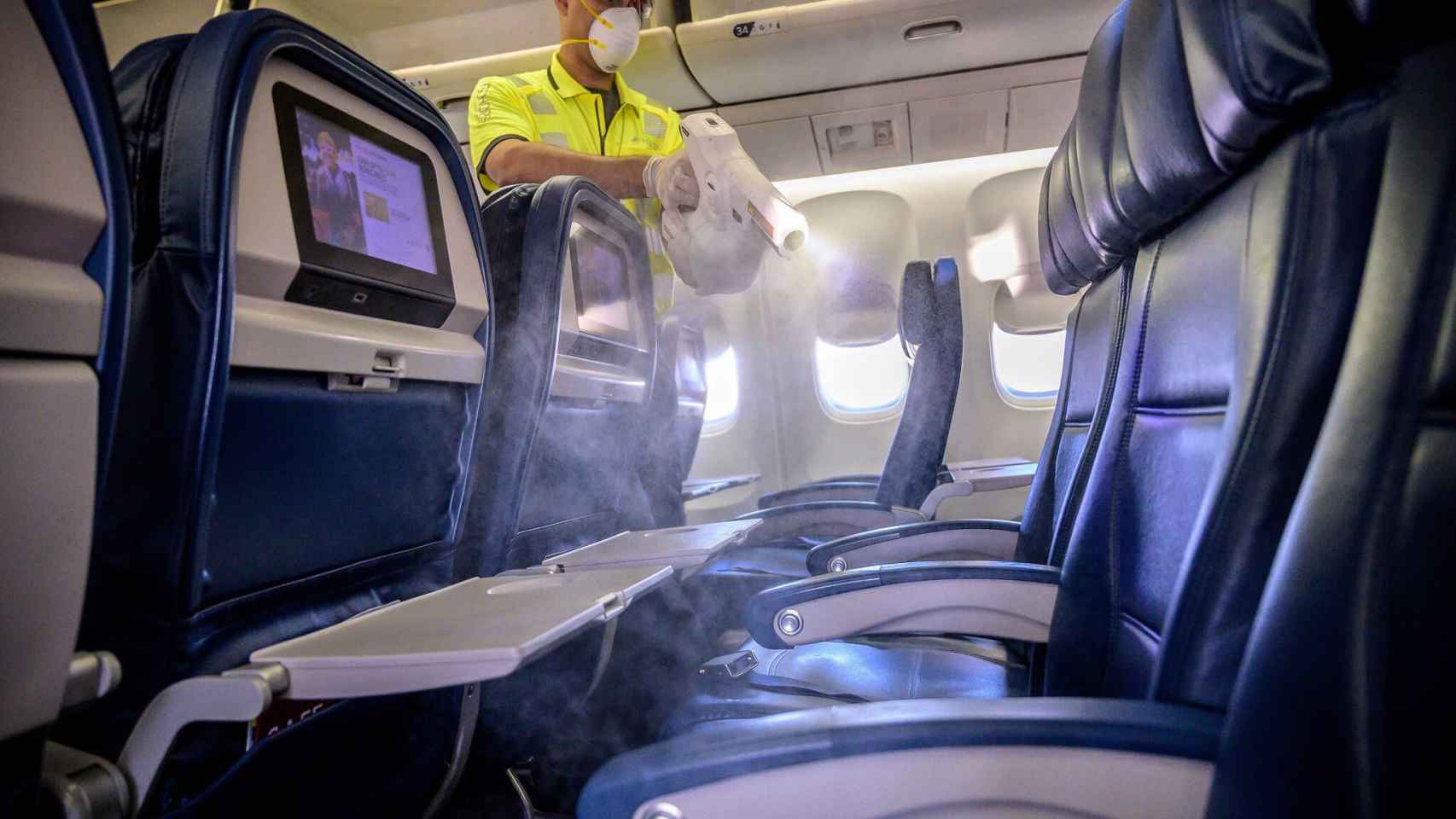 Trabajadores desinfectando un avión durante la pandemia del coronavirus / ARCHIVO