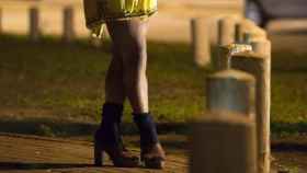 Una prostituta en la calle esperando a un cliente / EFE