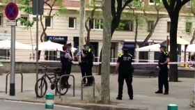 Agentes de los Mossos y de la Guardia Urbana, en la plaza de Artós / @Monleon_P