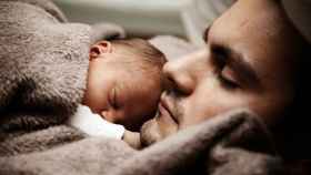 Un padre mantiene la rutina del sueño correcta durante el confinamiento / PIXABAY