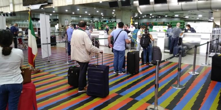 Pasajeros, entre ellos españoles, hacen cola en el aeropuerto de Caracas, en abril / TWITTER UE EN VENEZUELA