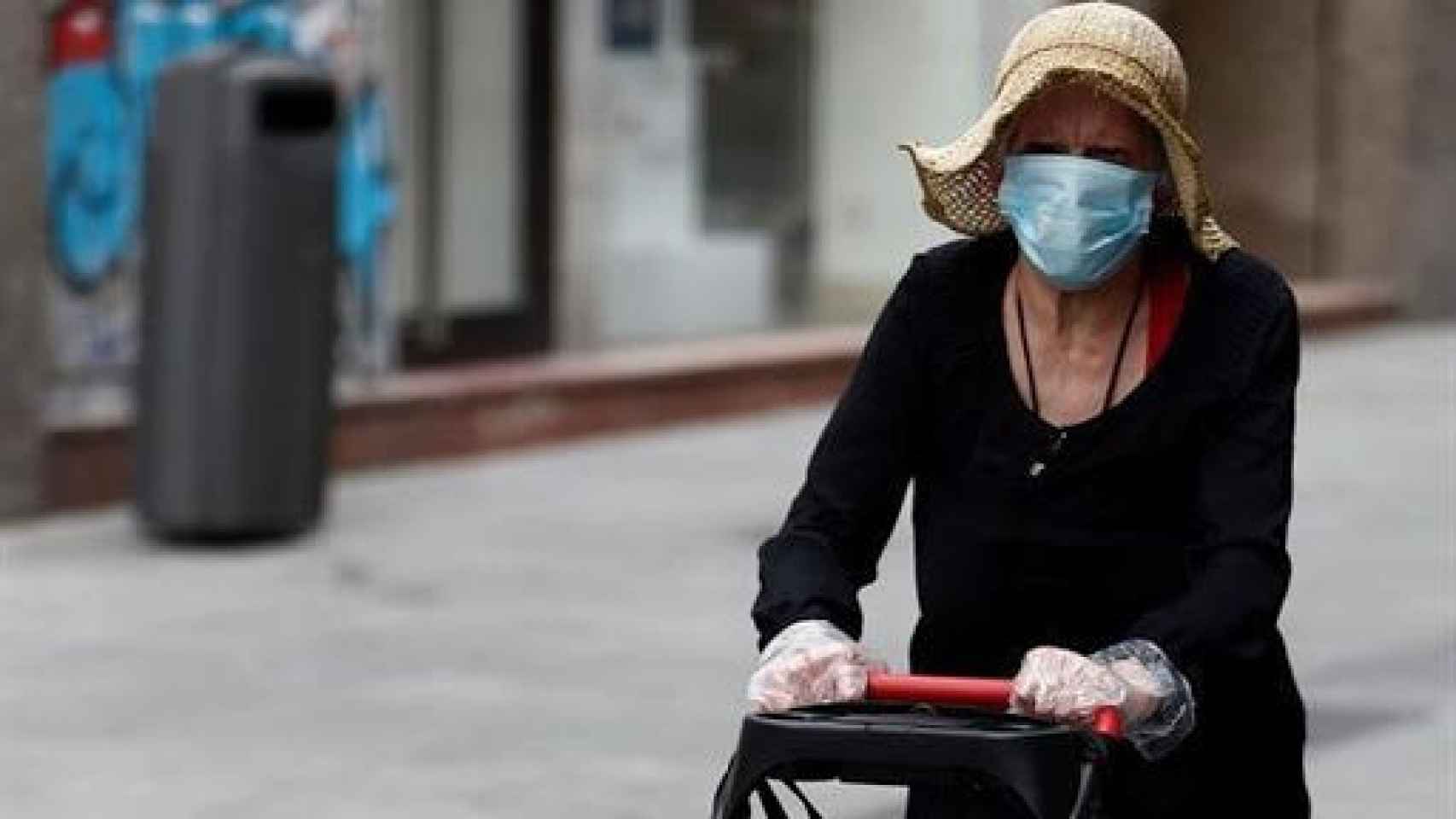 Una persona equipada con guantes y mascarilla para prevenir el riesgo de contagio / EFE