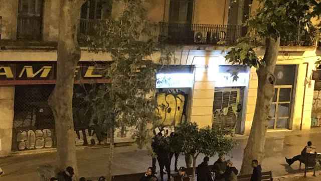 Botellón en la ronda de Sant Antoni  / BCN HELPERS