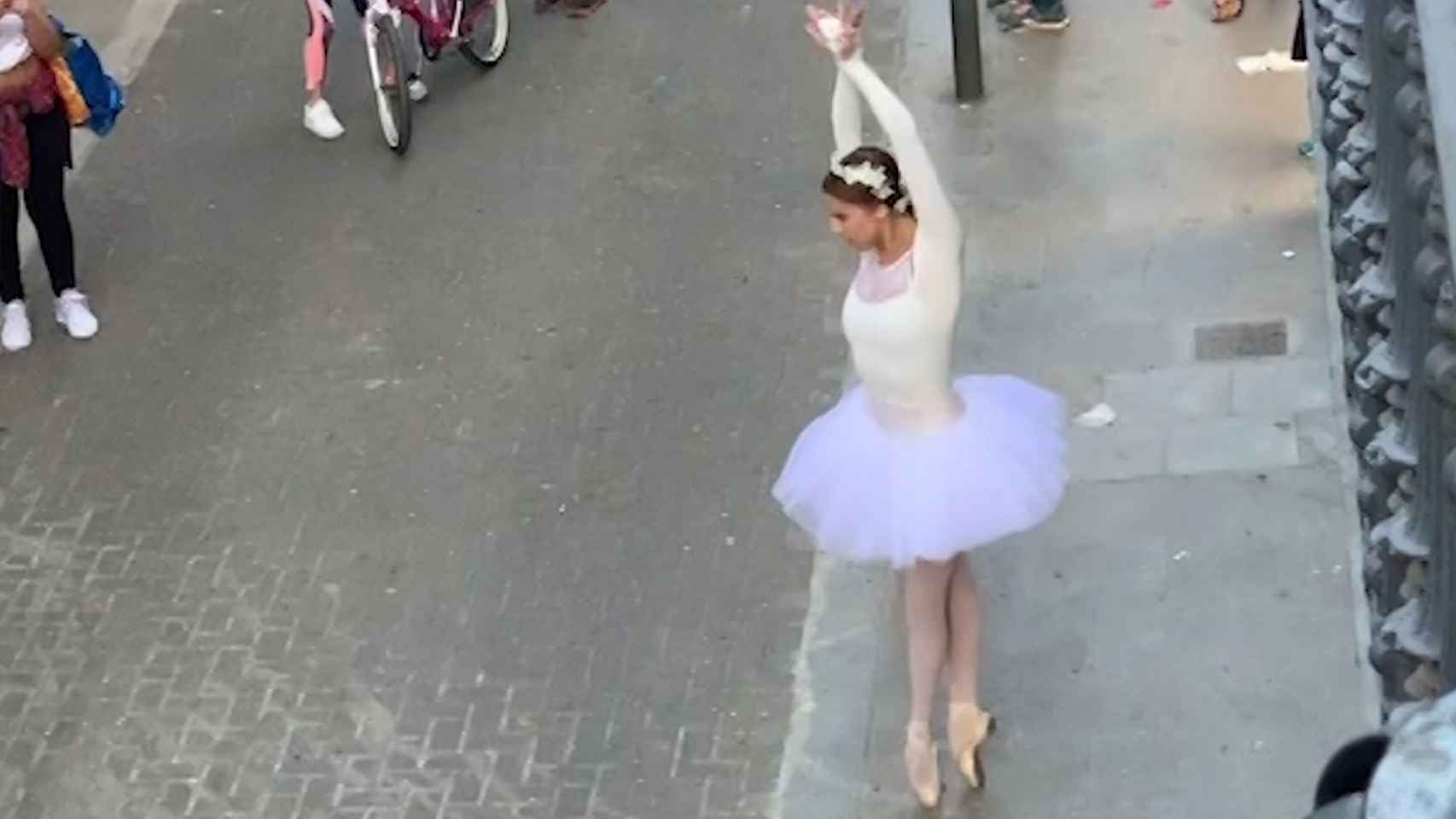 La bailarina italiana Victoria Aletta, de 21 años, en Gràcia / ARTURO ROSSI