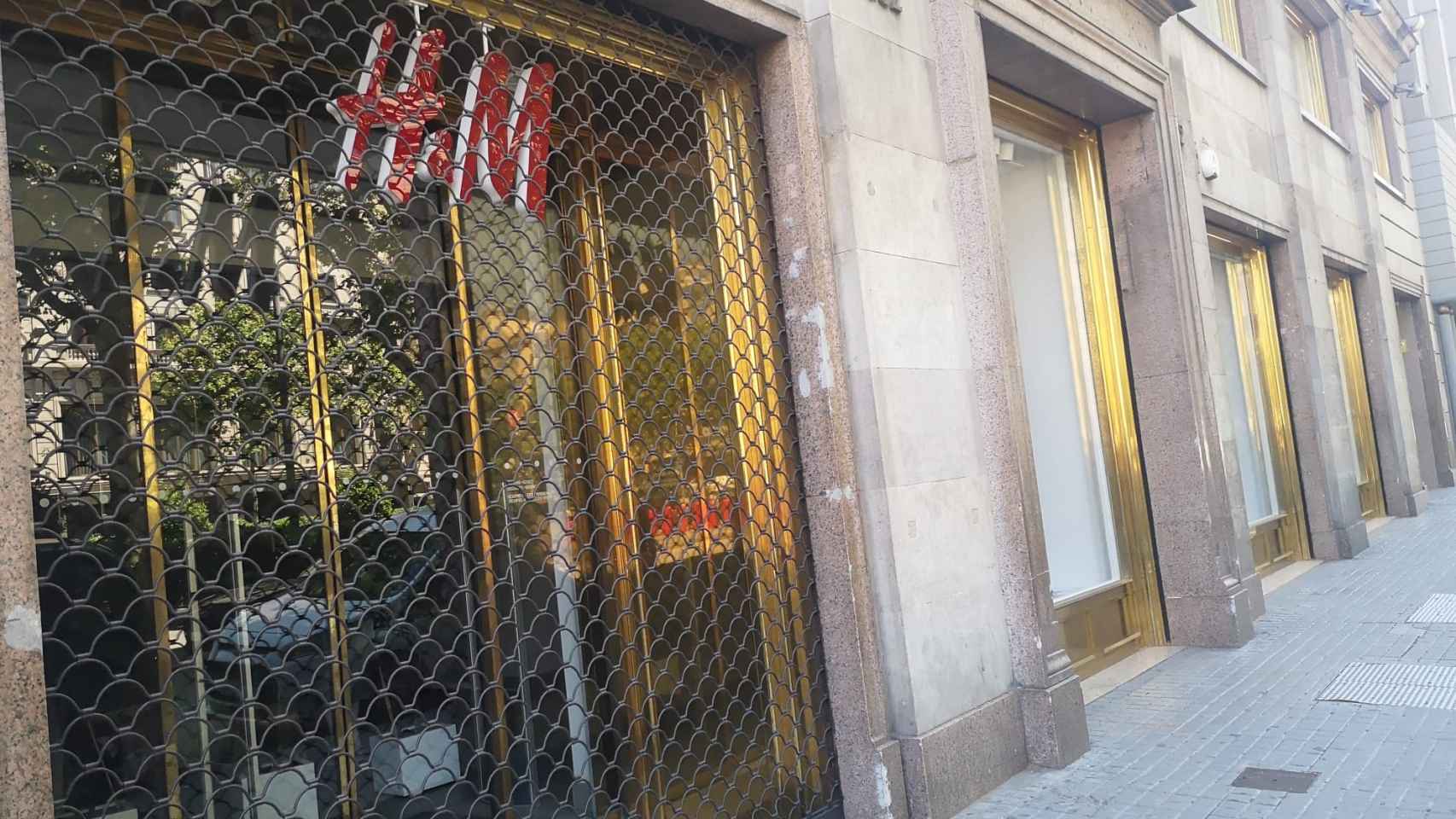 Tienda de ropa cerrada en el paseo de Gràcia este lunes / M.A