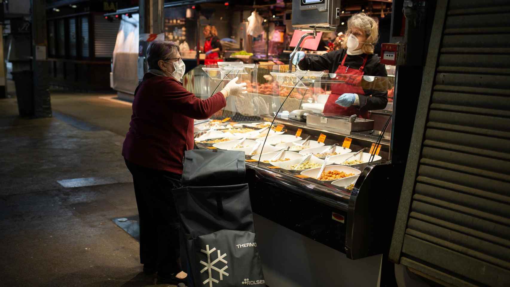 Una mujer compra en un mercado de Barcelona / EUROPA PRESS