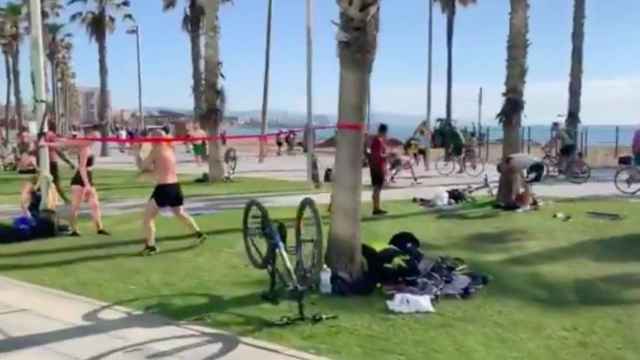 La Barceloneta se llena de deportistas sin respetar la distancia de seguridad