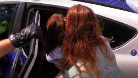 Una agente de la Guardia Urbana de paisano introduce a una delincuente en un coche policial / AYUNTAMIENTO DE BARCELONA