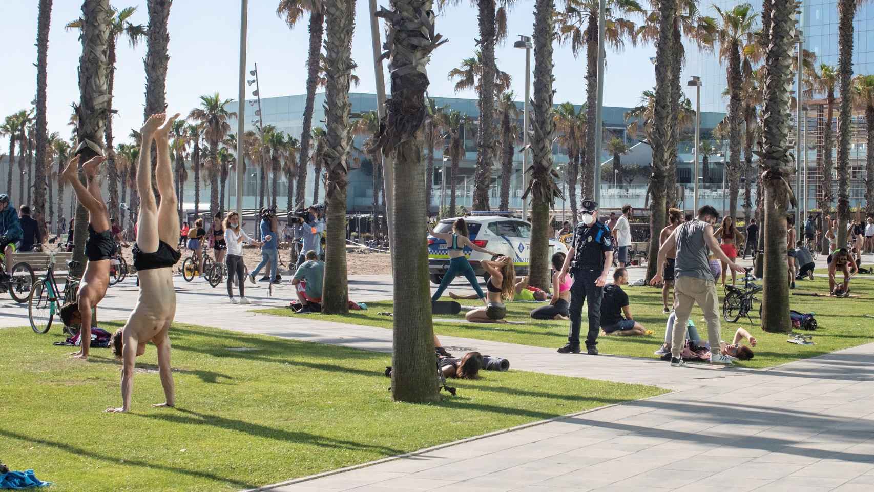 Numerosas personas hacen ejercicio en el paseo del Mare Nostrum de Barcelona / EFE - MARTA PÉREZ