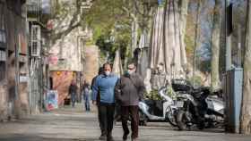 Dos hombres protegidos con mascarillas en Barcelona / David Zorrakino - Europa Press