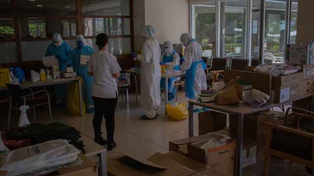 Voluntarios de la ONG Proactiva Open Arms en la Residencia Geriátrica Redós de Sant Pere de Ribes / Europa Press