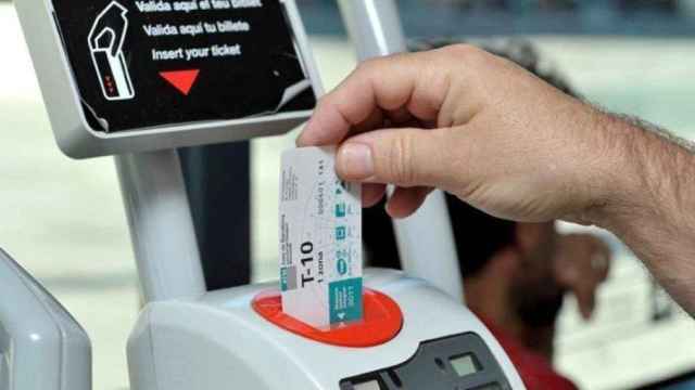 Un usuario de Transports Metropolitans de Barcelona (TMB) picando el billete