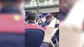 Mossos d'Esquadra actuando en la revuelta antisistema convocada por grupos anticapitalstas en el barrio de Gràcia / CUP CAPGIREM BARCELONA