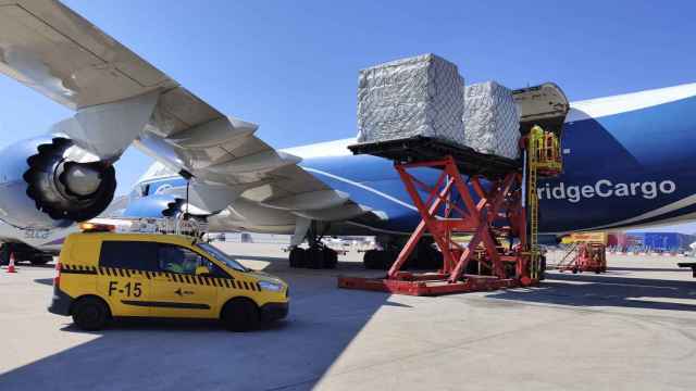 Vuelo de carga con material sanitario en el Aeropuerto de Barcelona / AENA